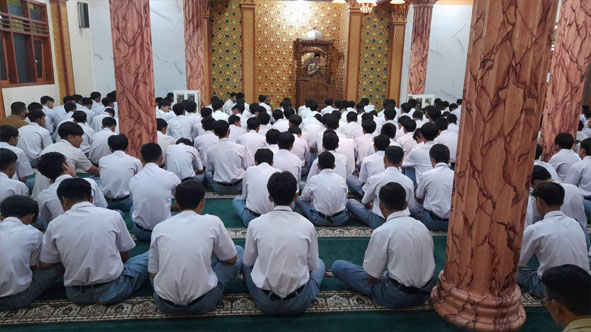 Para siswa SMAN 2 Kota Batu saat salat gaib untuk mendoakan siswi kelas X, Bawon Tri Ayu, yang meninggal karena kecelakaan.