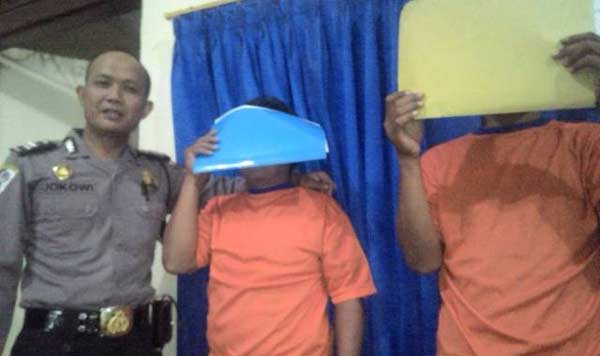 Kedua tersangka saat diamankan di Mapolsek Gurah