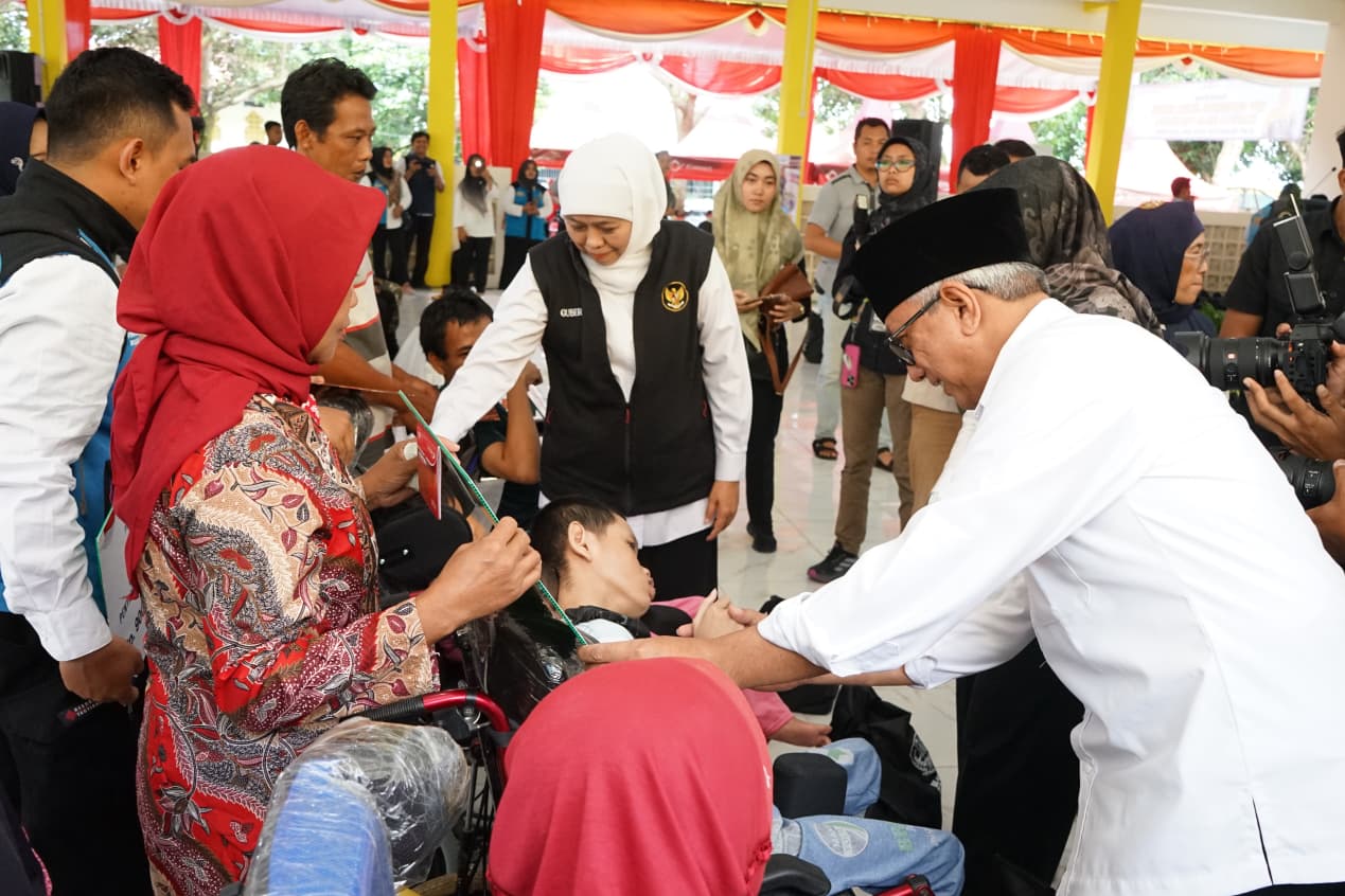 Qowim saat mendampingi Gubernur Jatim menyalurkan Sapa Bansos. 