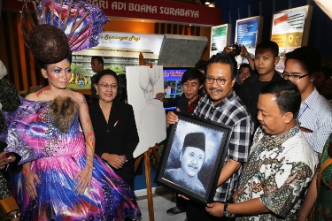 ?Gus Ipul memegang bingkai sketsa gambar dirinya, usai membuka Campus Expo 2014 di Convention Hall TP III Surabaya. Foto:nisa/BANGSAONLINE