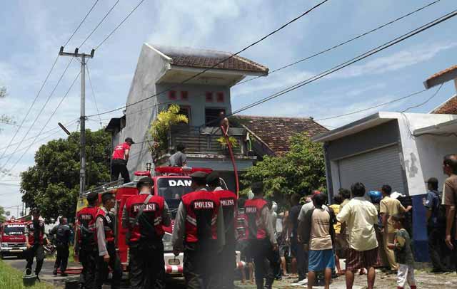 PMK Pemkab Situbondo dibantu Polisi dan warga saat memadamkan api di Rumah seorang dokter gigi di Kelurahan Patokan Situbondo.