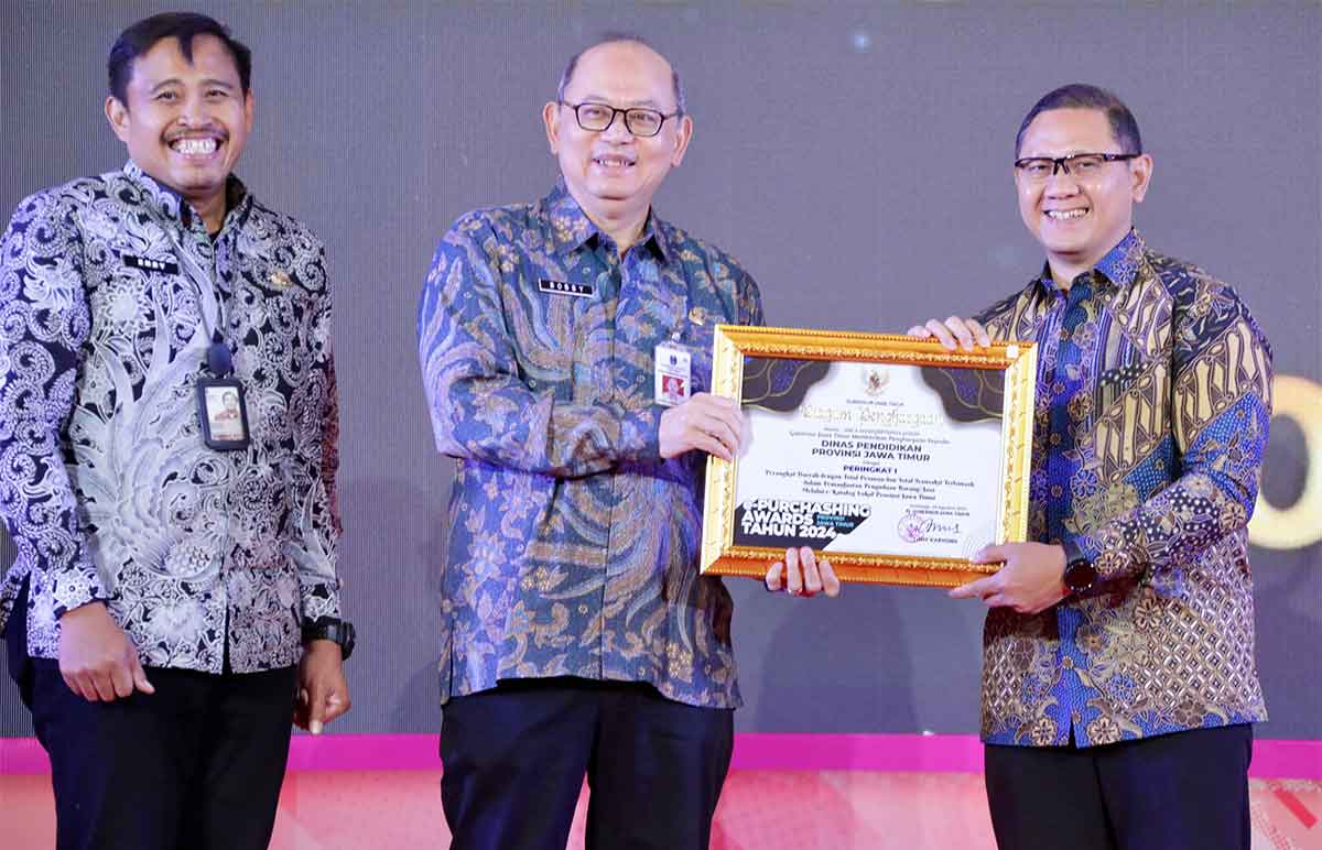 Pj Sekdaprov Jatim saat menyerahkan penghargaan di E-Purchasing Award 2024.