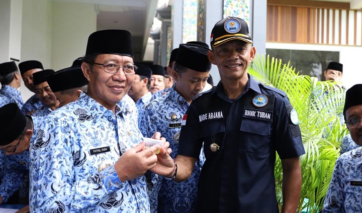Bupati Tuban H. Fathul Huda menyerahkan sampel urinenya kepada Kepala BNNK Tuban I Made Arjana.