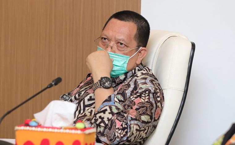 Pjs. Wali Kota Pasuruan Dr. Ardo Sahak, S.E., M.M. saat mengikuti rapat persiapan pembelajaran tatap muka.