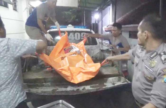 Jenazah korban saat dievakuasi ke rumah sakit. foto: Rony Suhartomo/ BANGSAONLINE