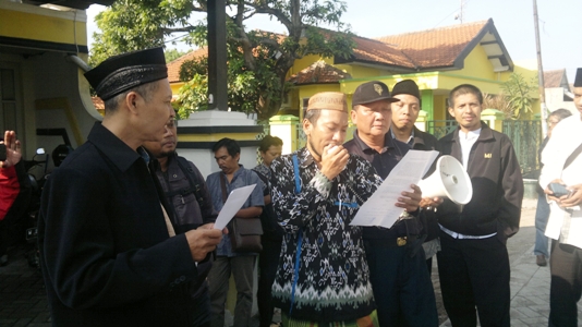 ?Sejumlah santri Sidoarjo kala mendatangi kantor DPD PKS Sidoarjo, Jum’at (4/7). foto : mustain/BANGSAONLINE