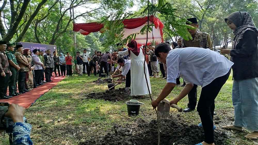 Dinas Lingkungan Hidup Jombang Luncurkan Gerakan 1 Pernikahan 1 Pohon