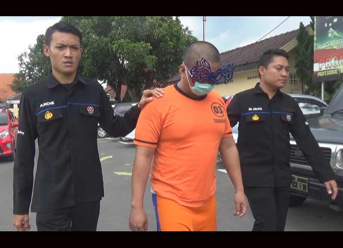 Tersangka saat digelandang petugas Polres Jombang. foto: RONY S/ BANGSAONLINE