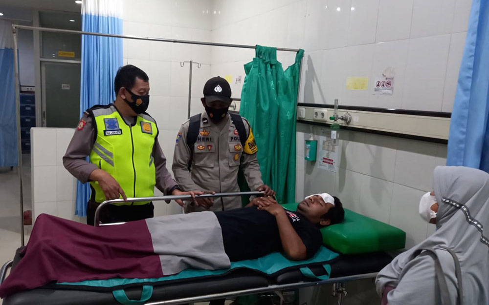 Korban percobaan bunuh diri dari Dusun Gabru, Desa Kepuhrejo, Kecamatan Gampengrejo, Kabupaten Kediri, saat dirawat di Rumah Sakit Bhayangkara.