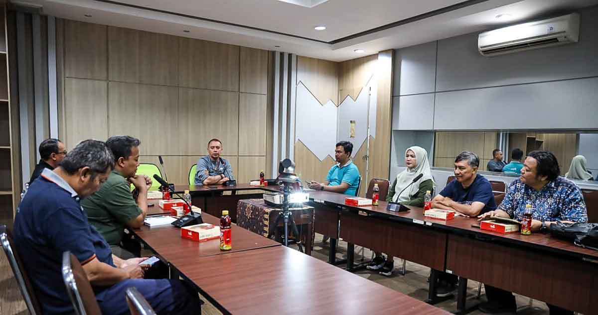 Kabag Administrasi Perekonomian Pemkot Kediri, Tetuko Erwin Sukarno, saat memimpin rapat. Foto: Ist