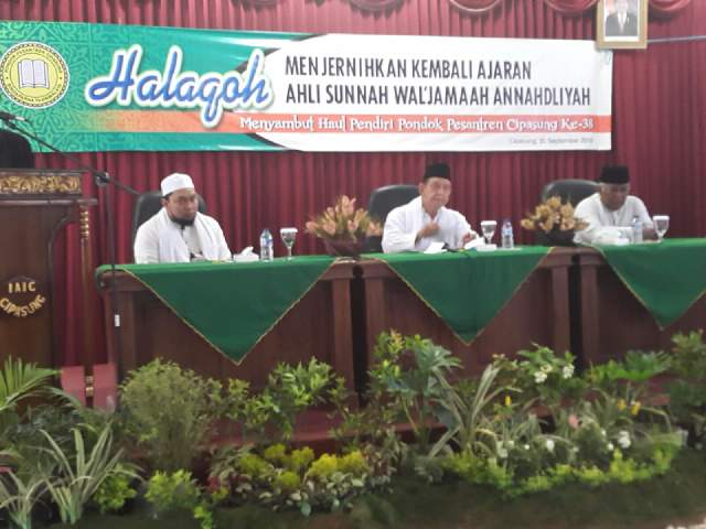 Pengasuh Pondok Pesantren Cipasung Jawa Barat KH. Ahmad Bunyamin Ruhiat, MSI, (tengah) bersama KH. Jamaluddin Mariajang (kanan), Rais Syuriah PWNU Sulawesi Tengah dan KHR. Ahmad Azaim Ibrahimy (kiri), pengasuh PP Salafiyah Syafiiyah Sukorejo Situbondo. Foto: BANGSAONLINE.com.

