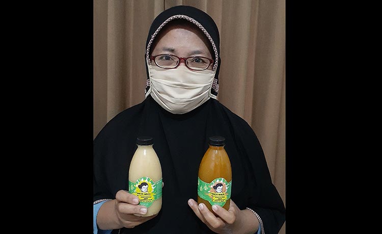 Dwi Ratna bersama produk MbokMbok. (foto: ist)