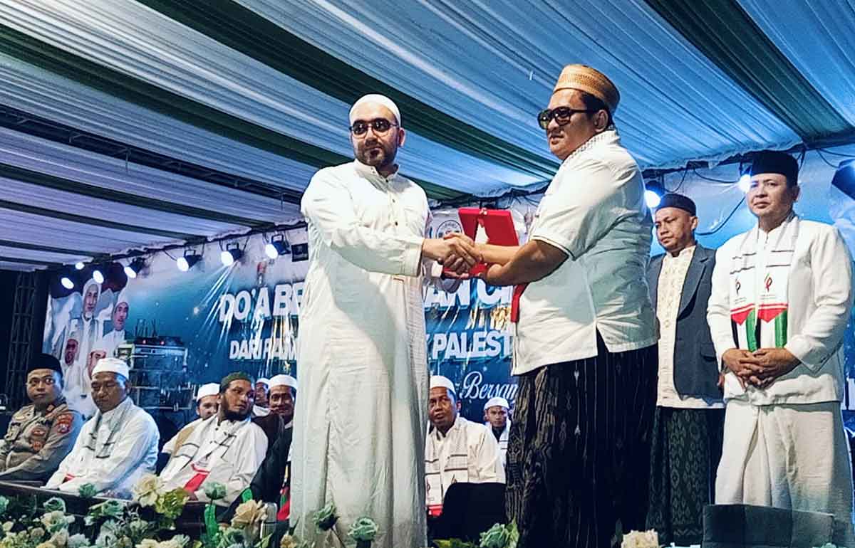 Owner Bawang Mas Group saat memberikan Tali Asih kepada Habib Hahydar Ali Assegaf, Revda Selver dari Palestina.
