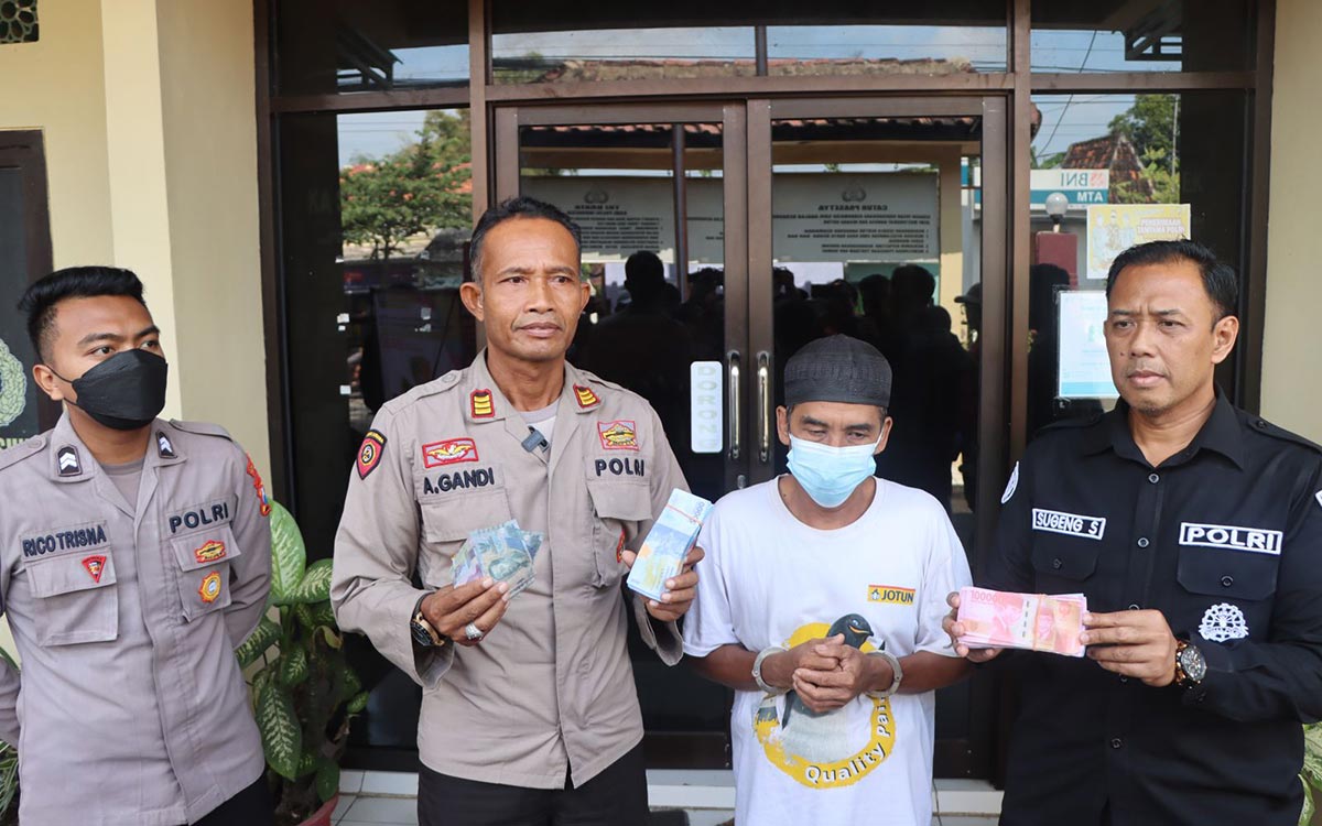 Kapolsek Besuk AKP Akhmad Gandi (dua dari kiri) saat memimpin rilis pers dengan menghadirkan tersangka.