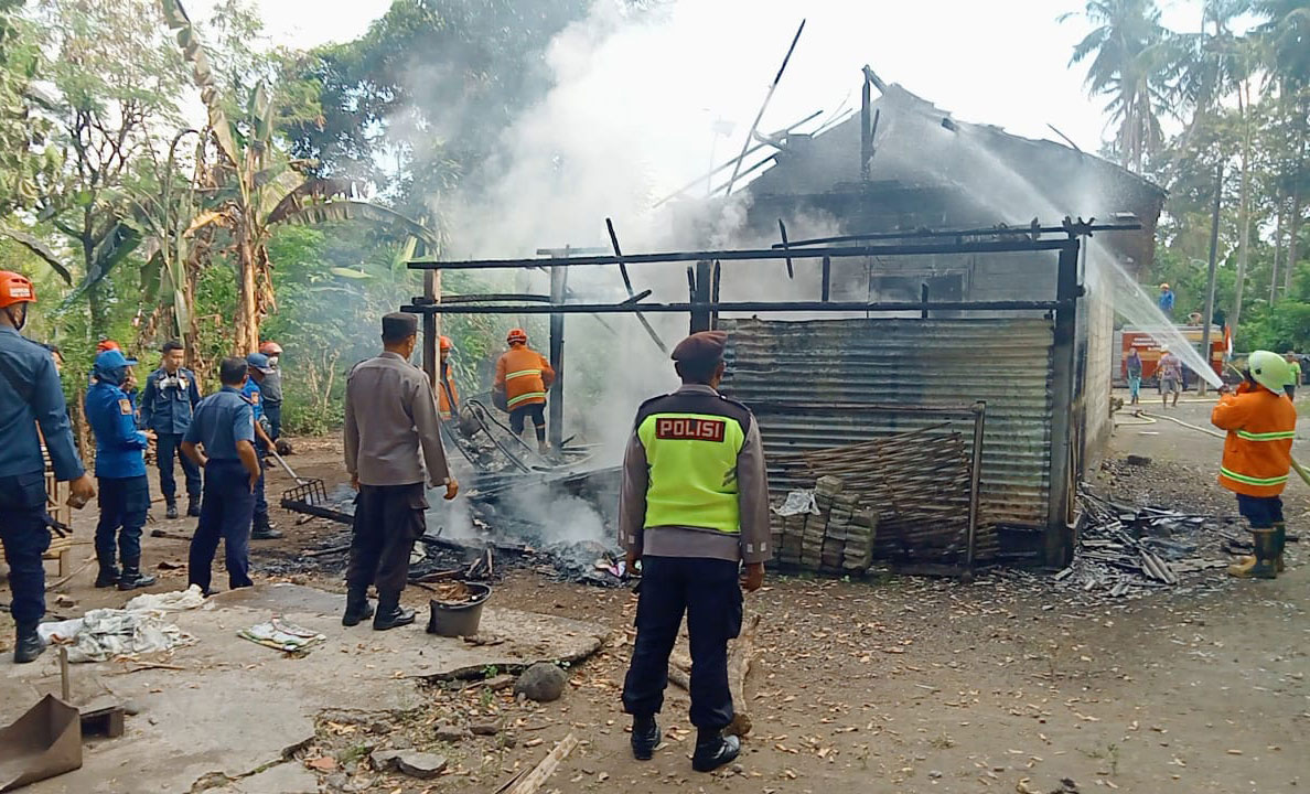 Kondisi dapur milik Budiono (54) yang hanya menyisakan tiangnya saja.