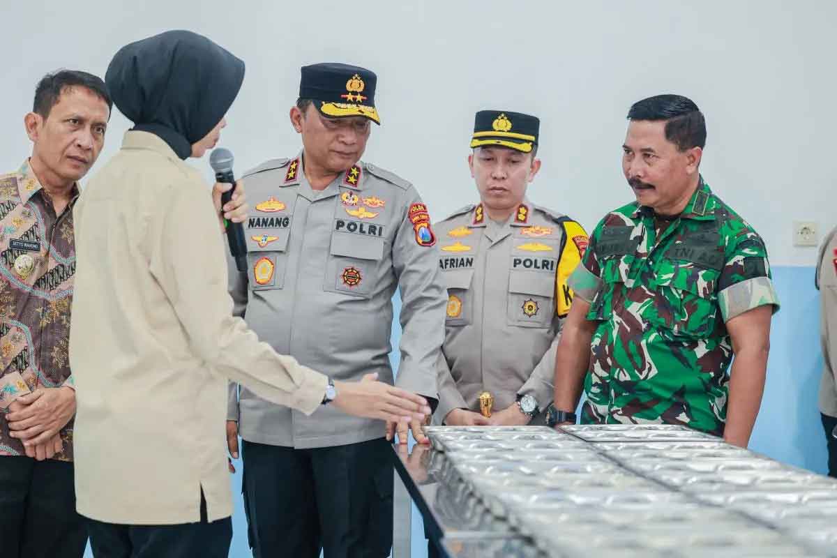 Kapolda Jatim, Irjen Pol Nanang Avianto, didampingi Forkopimda Bojonegoro saat meresmikan SPPG Polres Bojonegoro di Kecamatan Dander Kabupaten Bojonegoro, Jawa Timur, Kamis (17/7/2025). Foto: Ist.