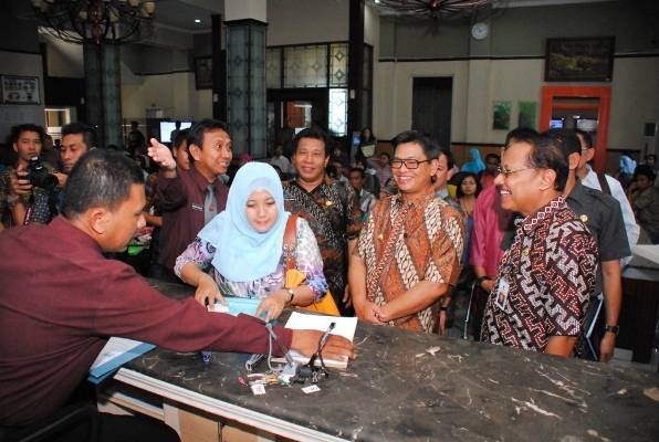 ?Rombongan Pjs Gubernur Kaltara Dr IrIrianto Lambrie meninjau P2T (Pelayanan Perizinan Terpadu) di Jl Pahlawan. Foto:nisa/BANGSAONLINE