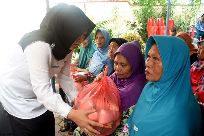 Wawali Kota Kediri Lilik Muhibbah saat menyerahkan hibah bansos Prodamas kepada salah satu warga kurang mampu.