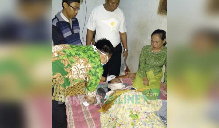Kondisi jenazah korban saat diperiksa oleh petugas.