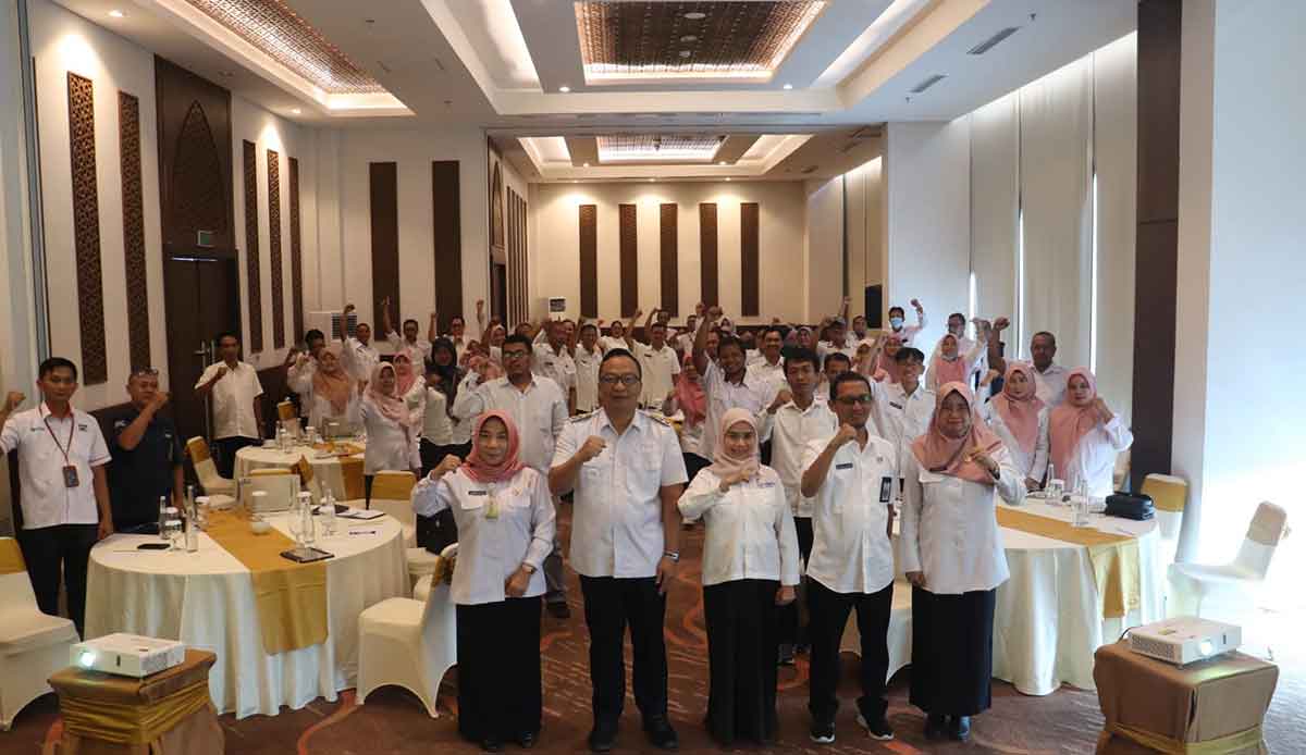 Wakil Bupati Gresik saat menghadiri rapat koordinasi penyaluran BLT DBHCHT. Foto: Ist