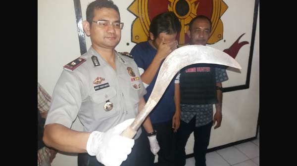 Tersangka penganiayaan didampingi Kapolsek Wonokromo.