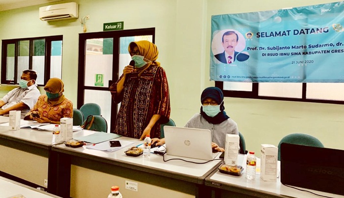 Direktur Utama RSUD Ibnu Sina Gresik, dr. Endang Puspitawati, Sp.THT-KL. dalam acara update penanganan Covid 19, Minggu (21/6). foto: istimewa