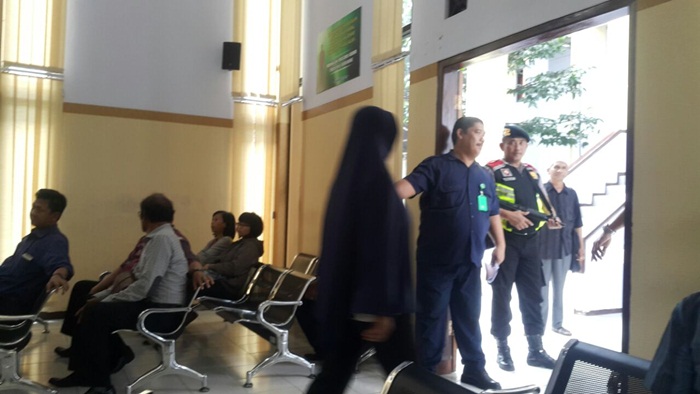 Terdakwa saat disidang di Pengadilan Bangil, Pasuruan, Kamis (1/2).