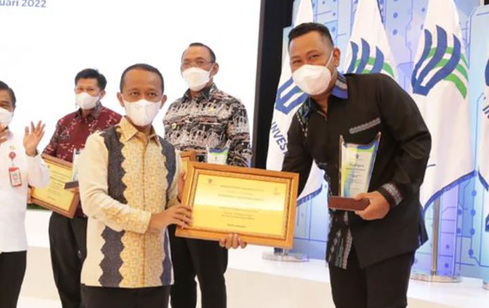 Bupati Fandi Akhmad Yani menerima penghargaan dari Menteri Investasi/BKPM RI Bahlil Lahadalia. foto: ist.