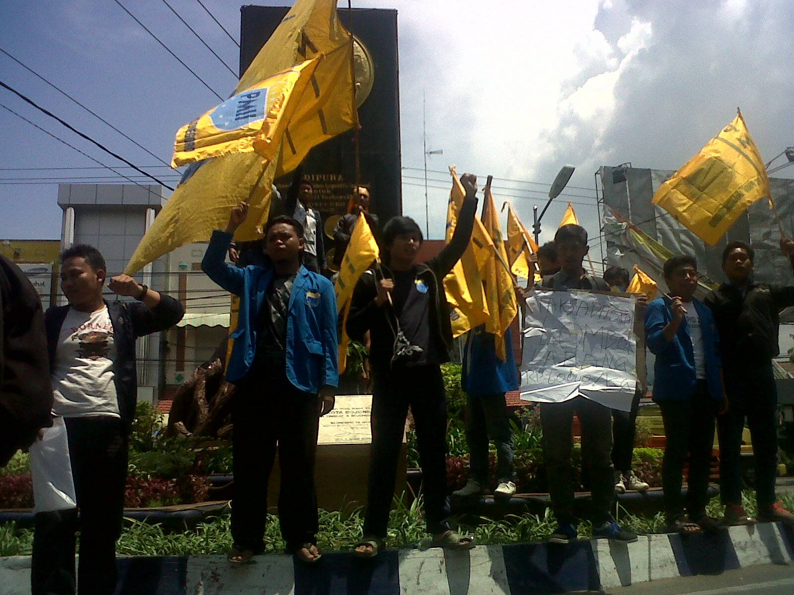?TOLAK. Puluhan aktivis Pergerakan Mahasis Islam Indonesia (PMII) Cabang Bojonegoro yang menggelar aksi unjuk rasa menolak kenaikan harga Bahan Bakar Minyak. foto : eki nurhadi/bangsaonline
