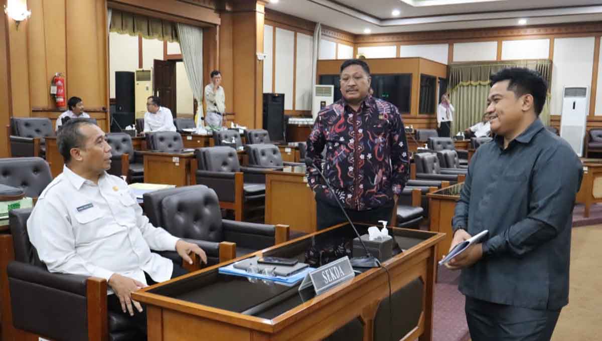 Sekdakab Gresik (kiri) Achmad Washil Miftahul Rachman saat berbincang dengan Ketua DPRD Gresik Syahrul Munir (kanan) dan Wakil Ketua DPRD Mujid Riduan usai rapat paripurna. Foto: Ist.
