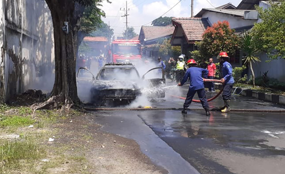 Petugas PMK saat berjibaku memadamkan api.