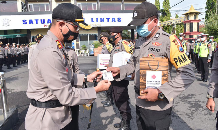 Pilbup Lamongan 2020: PAM TPS Dibekali Perlengkapan APD dan Paket Vitamin