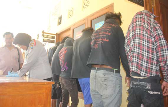 Ketujuh tersangka saat diamankan di Mapolres Tuban. foto: suwandi/BANGSAONLINE