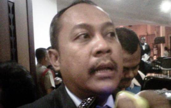 Hendro Gunawan sekretaris Pemkot Surabaya saat memberikan keterangan pers di ruang sidang balai kota. (foto: istimewa)