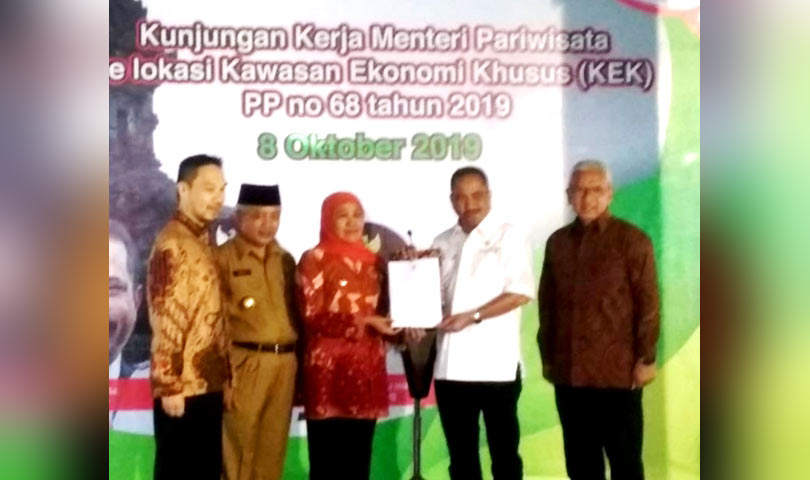 Foto bersama usai penandatanganan kerja sama dilakukan oleh Dirut PT Intelegensia Graha Tama David Santoso, dan Eksekutif Vice President Telkom Regional V Jatim Bali Nusra Suparwiyanto, juga Dirut PLN serta Dirut Perum Tirta Kanjuruhan Kabupaten Malang.