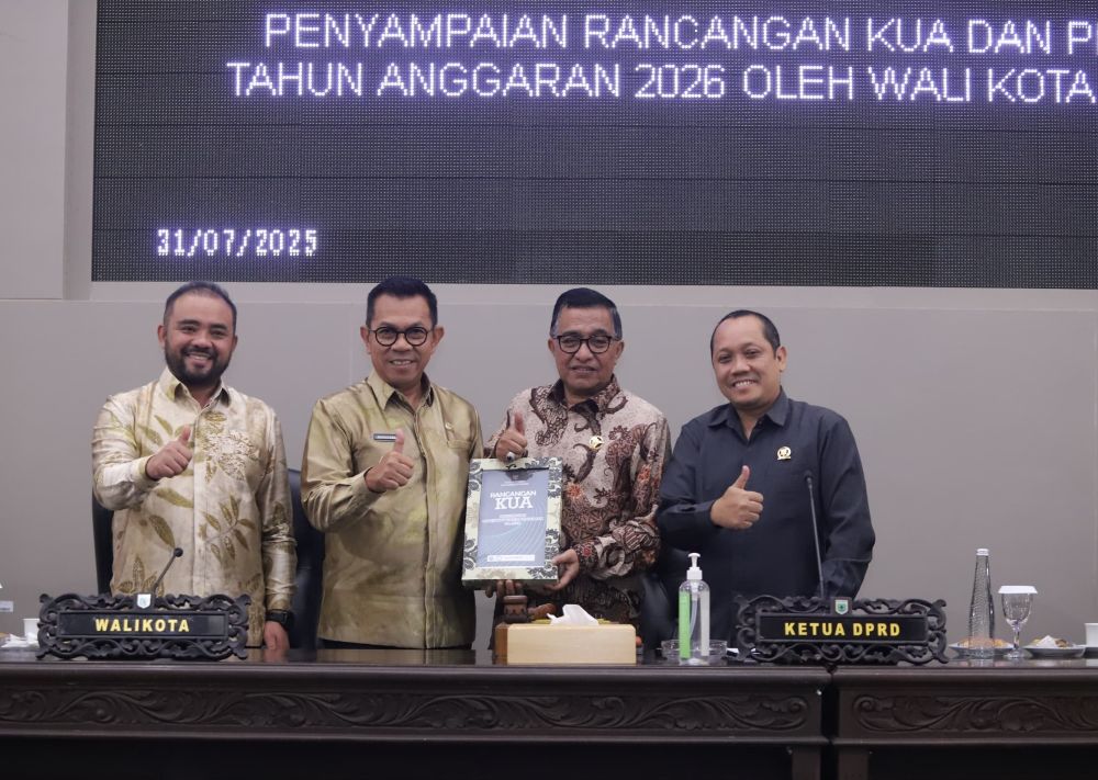 Wali Kota Batu Nurochman bersama Wakil Wali Kota Batu Heli Suyanto, bersama pimpinan DPRD Kota Batu.