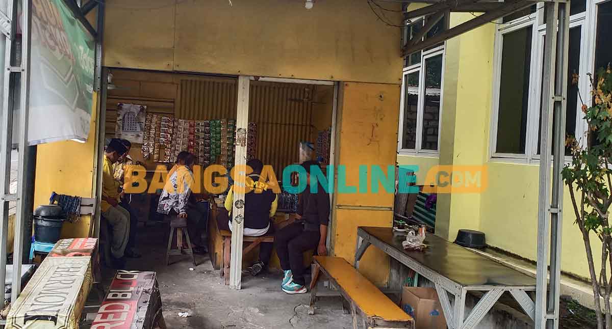 Ketua Depicab SOKSI Gresik, Ahmad Nurhamim, saat berdiskusi dengan masyarakat di warung kopi. Foto: SYUHUD/BANGSAONLINE
