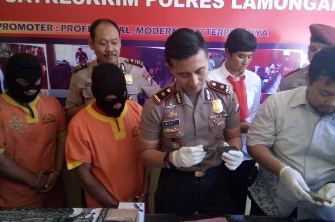 Dua pelaku dukun gadungan saat diamankan di Mapolres Lamongan. foto: NURQOMAR/ BANGSAONLINE