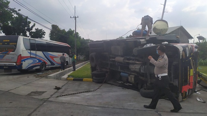 Kondisi truk yang terguling usai dihantam bus Sumber Selamat.