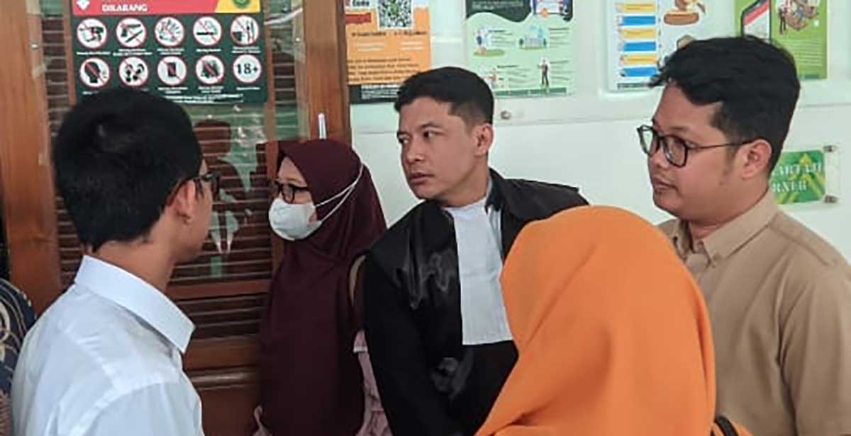 Ahmad Faiz (kiri) saat berkonsultasi dengan penasehat hukumnya usai sidang. Foto: Ist