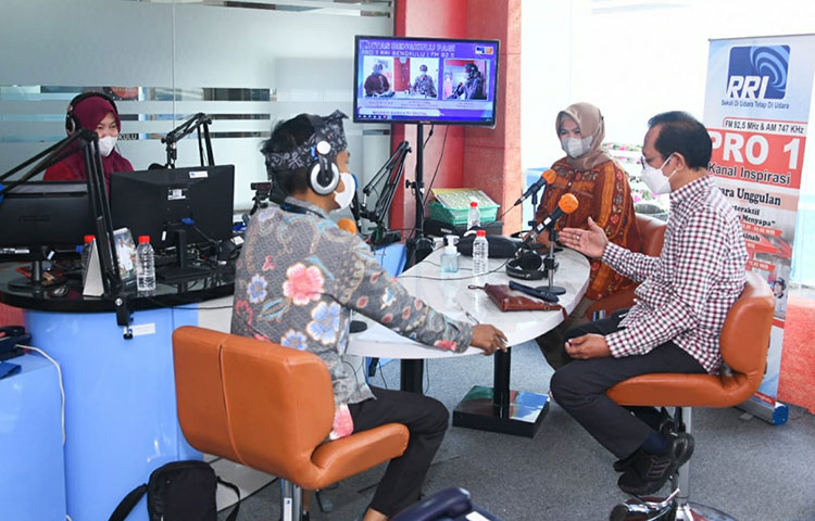Stafsus Menkominfo Bidang Komunikasi Politik, Philip Gobang, saat Dialog Lintas Bengkulu Pagi bersama RRI.