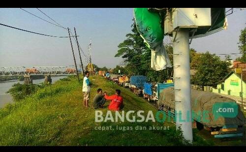 MERAYAP: Ratusan kendaraan mengular karena terjebak macet di jembatan ploso Kabupaten Jombang. foto: ROMZA/ BANGSAONLINE