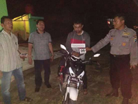 Pelaku ketika diamankan petugas beserta motornya