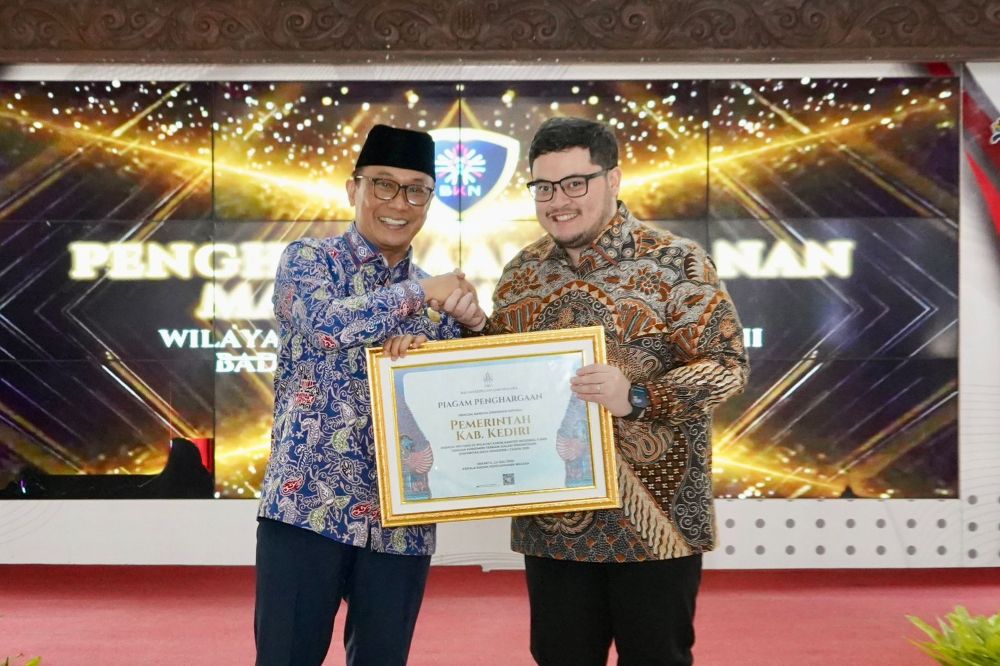 Kepala BKN Zudan Arif Fakrulloh (kiri) saat menyerahkan penghargaan kepada Bupati Kediri Hanindhito Himawan Pramana. (Ist). 
