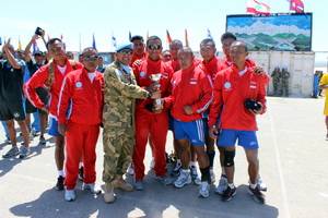 Tim TNI memegang tropi juara 2, turnamen volley dalam UNIFIL 2014. foto:istimewa