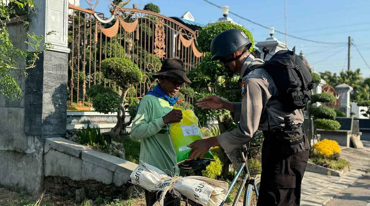 Salah satu siswa Diktuba Polri dari SPN Polda Jatim saat menjalankan misi kemanusiaan. 