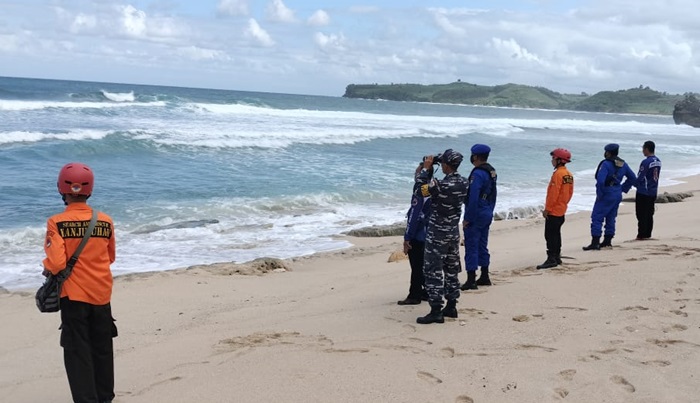 Petugas gabungan sedang melakukan pencarian korban dengan penyusuran di salah satu pantai.