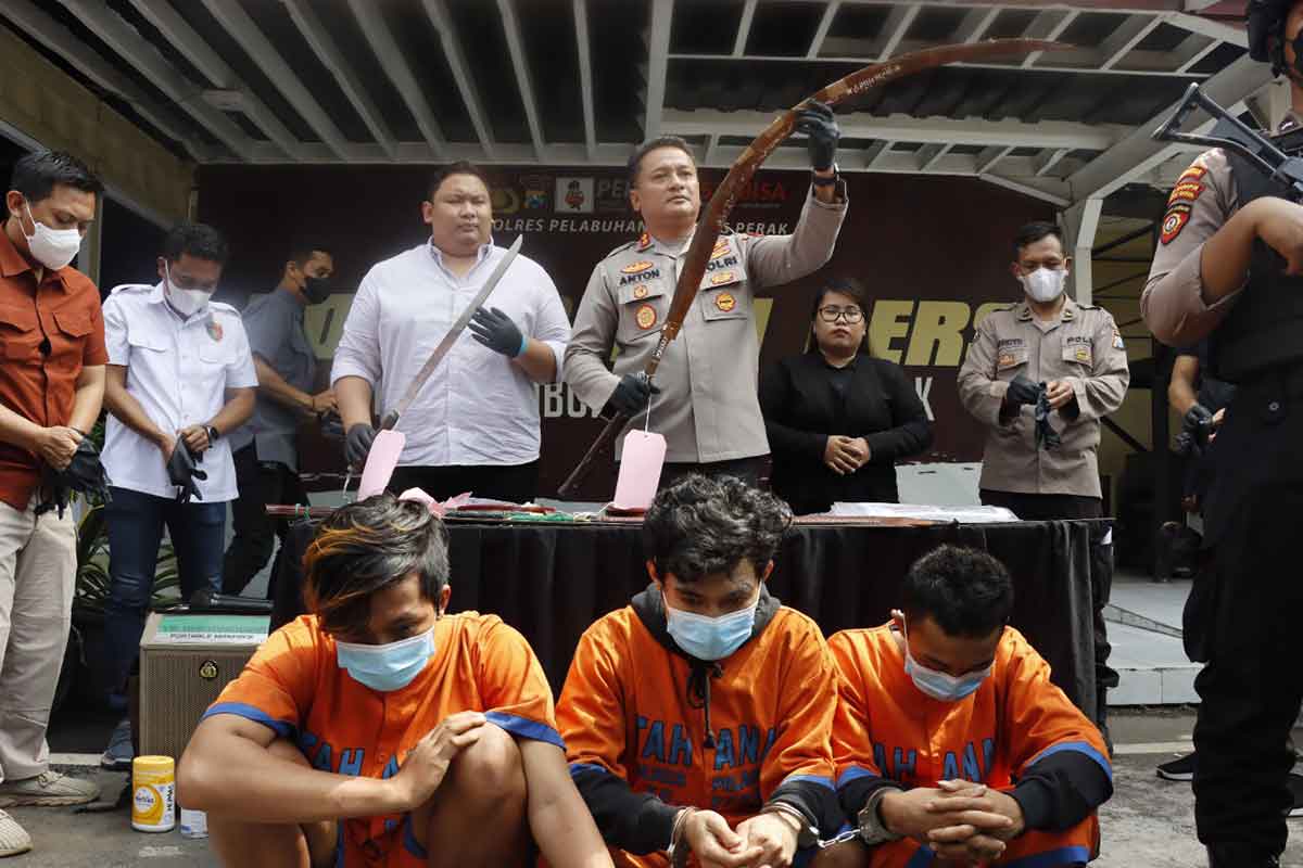 Polres Tanjung Perak saat mengekspose anggota gangster guk-guk yang ditangkap.