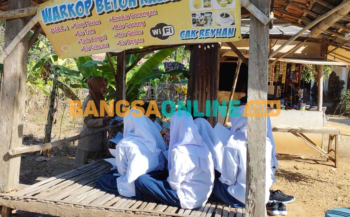 Kegiatan belajar mengajar SMP Al-Lathifi Sampang. Foto : MUTAMMIM/BANGSAONLINE
