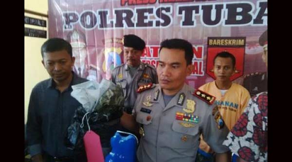 Tersangka saat dipamerkan di Mapolres Tuban. foto: suwandi/ BANGSAONLINE